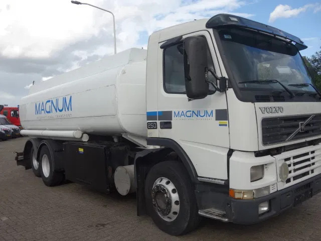 Volvo FM 250 STEELSPRINGS 18000LITERTANK MANUALE FUEL PUMP - Cisternové vozidlo: obrázek 1 Volvo FM 250 STEELSPRINGS 18000LITERTANK MANUALE FUEL PUMP - Cisternové vozidlo: obrázek 1