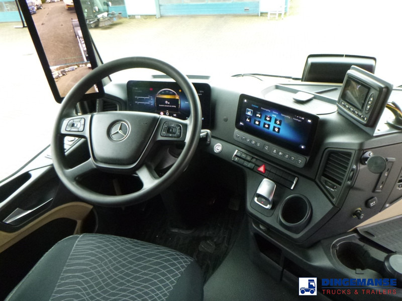 Interior photo 2: Hákový nosič kontejnerů Mercedes-Benz Actros 2843 6x2 Hyva container hook 20t