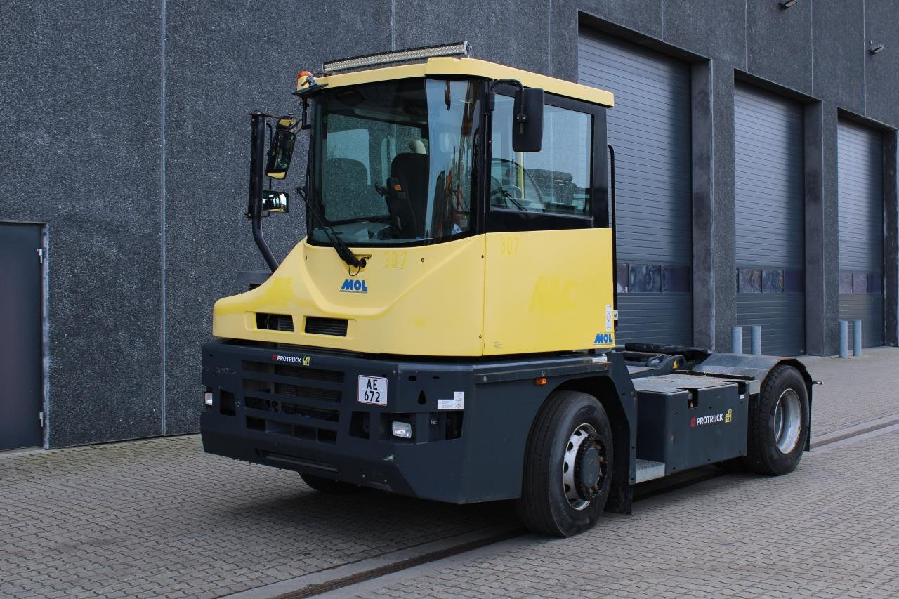 MOL RM255 4X4 - Terminálový traktor: obrázek 2 MOL RM255 4X4 - Terminálový traktor: obrázek 2