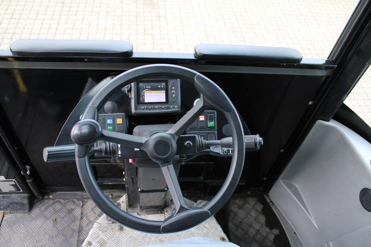 MOL RM255 4X4 - Terminálový traktor: obrázek 4 MOL RM255 4X4 - Terminálový traktor: obrázek 4