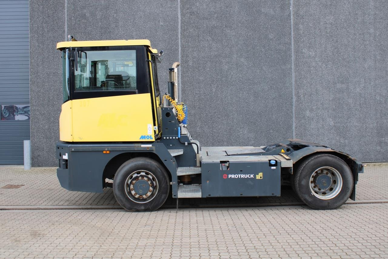 Terminálový traktor MOL RM255 4X4: obrázek 1