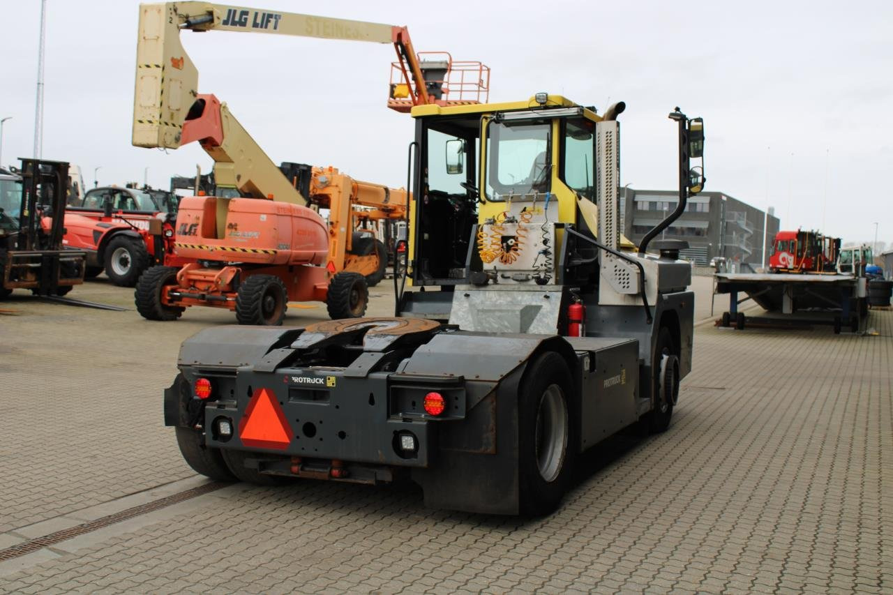 MOL RM255 4X4 - Terminálový traktor: obrázek 3 MOL RM255 4X4 - Terminálový traktor: obrázek 3