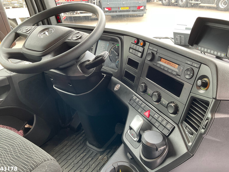 Interior photo 1: Mercedes-Benz Actros 2643 Euro 6 HMF 23 Tonmeter laadkraan leasing Mercedes-Benz Actros 2643 Euro 6 HMF 23 Tonmeter laadkraan