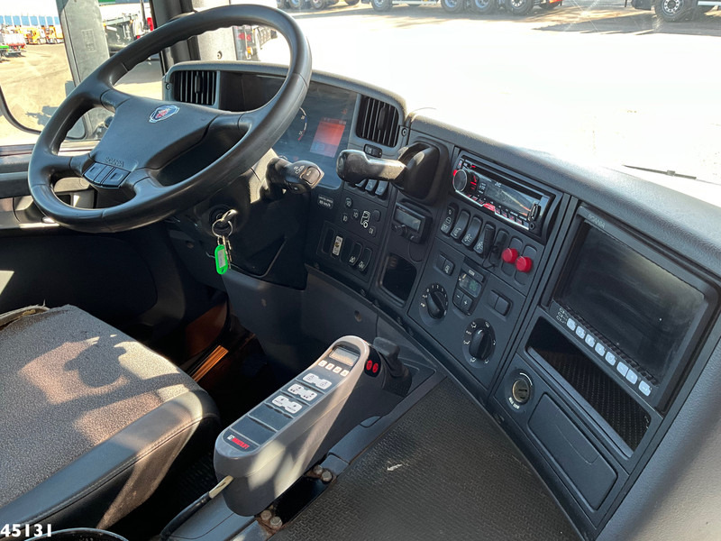 Interior photo 3: Scania P 380 8x4 Euro 5 Hiab 21 Tonmeter laadkraan Just 244.337 km! leasing Scania P 380 8x4 Euro 5 Hiab 21 Tonmeter laadkraan Just 244.337 km!