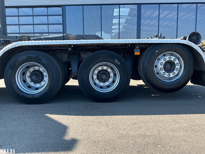 Interior photo 2: Scania P 380 8x4 Euro 5 Hiab 21 Tonmeter laadkraan Just 244.337 km! leasing Scania P 380 8x4 Euro 5 Hiab 21 Tonmeter laadkraan Just 244.337 km!