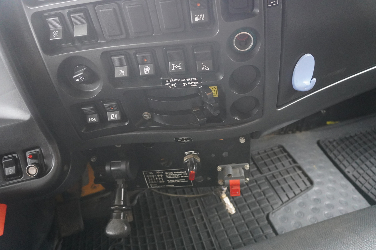 Sklápěč, Auto s hydraulickou rukou KAMAZ T2530 E5 6×4 / 3-sided tipper: obrázek 24