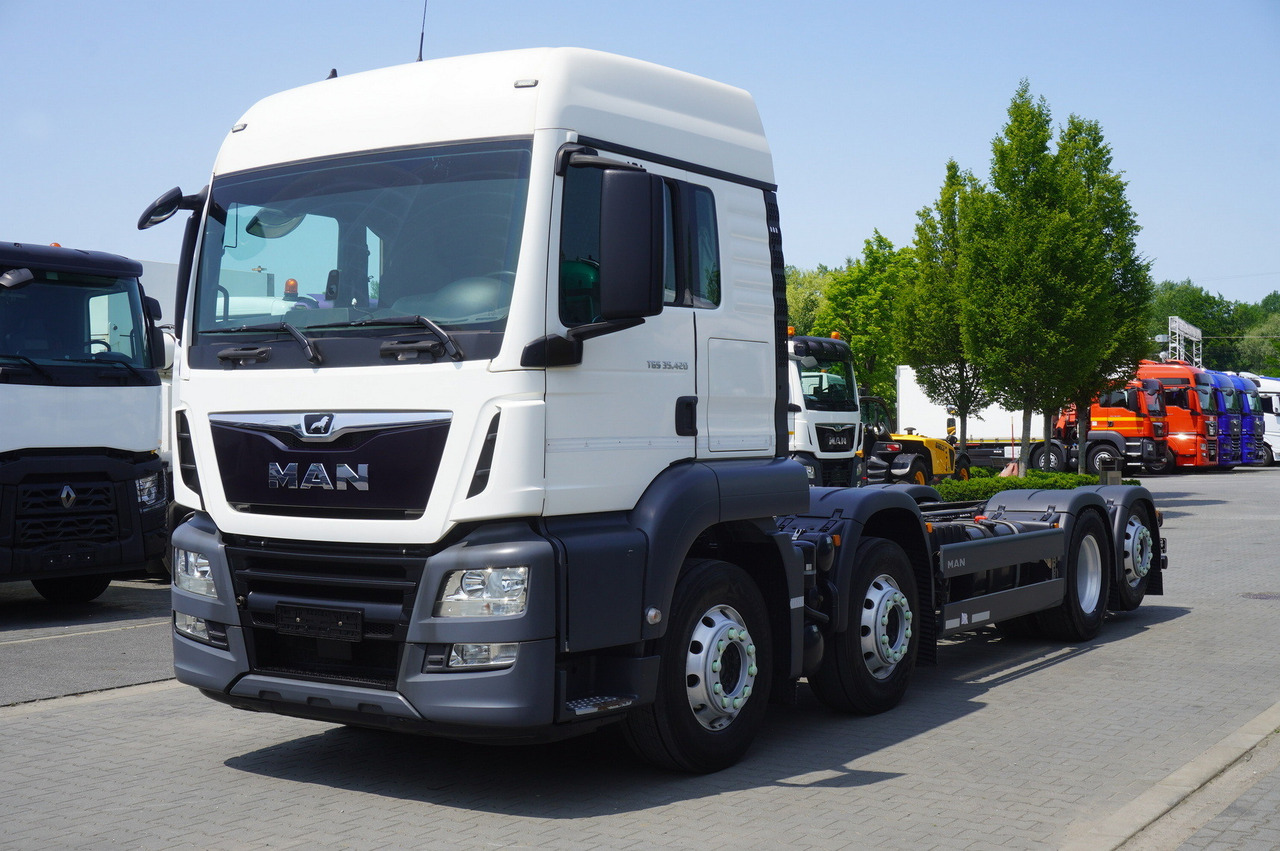 MAN TGS 35.420 8x2 / Chassis 6.4 m / 3 steered axles - Auto s hydraulickou rukou: obrázek 2 MAN TGS 35.420 8x2 / Chassis 6.4 m / 3 steered axles - Auto s hydraulickou rukou: obrázek 2