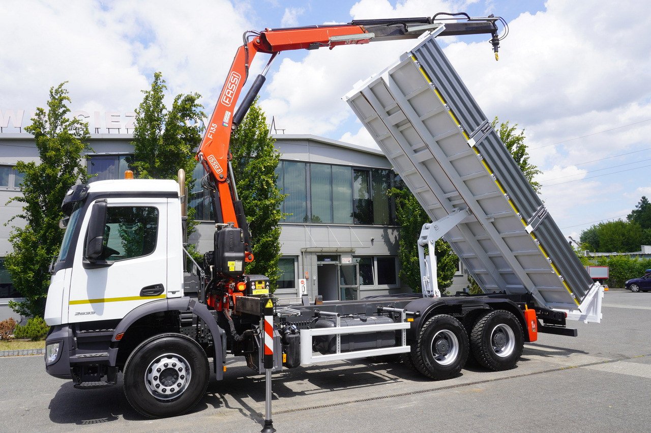 MERCEDES-BENZ AROCS 2633 6x4 / 5.5 T crane FASSI F135 / Tipper 15 EPAL - Nákladní automobil valníkový/ Plošinový, Auto s hydraulickou rukou: obrázek 5 MERCEDES-BENZ AROCS 2633 6x4 / 5.5 T crane FASSI F135 / Tipper 15 EPAL - Nákladní automobil valníkový/ Plošinový, Auto s hydraulickou rukou: obrázek 5