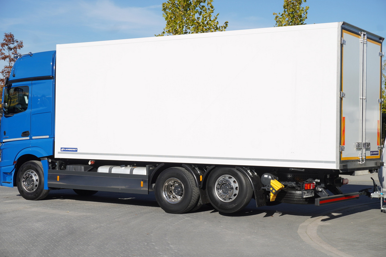 MERCEDES-BENZ Actros 2548 E6 / GIGA / Cab Lounge chair / Lamberet Refrigerator / Carrier Supra 950 - Chladírenský nákladní automobil: obrázek 4 MERCEDES-BENZ Actros 2548 E6 / GIGA / Cab Lounge chair / Lamberet Refrigerator / Carrier Supra 950 - Chladírenský nákladní automobil: obrázek 4
