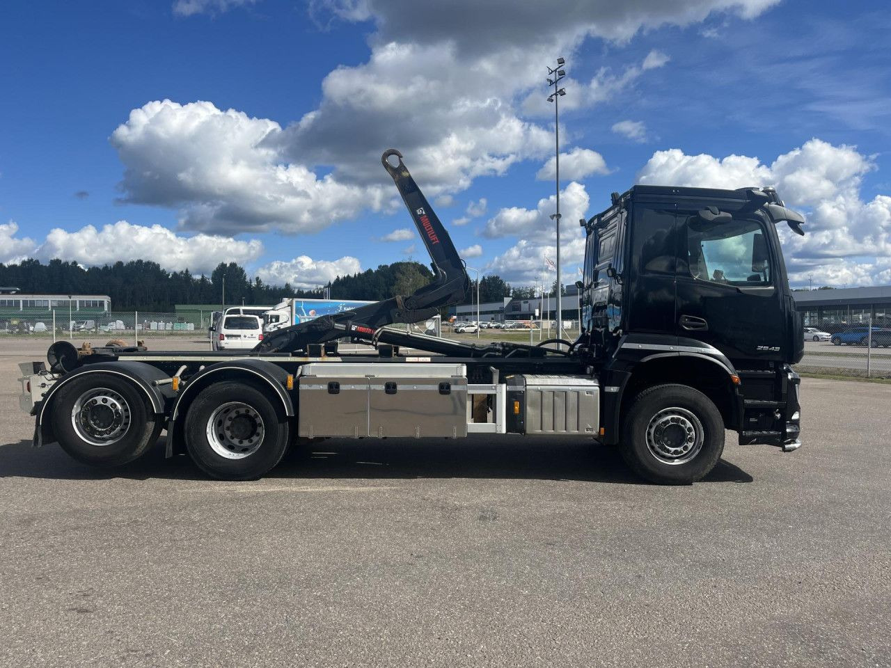 MERCEDES-BENZ Arocs 2543 6x2*4 / 21t Hooklift HIAB ULT21Z56 / 2022 - Hákový nosič kontejnerů: obrázek 4 MERCEDES-BENZ Arocs 2543 6x2*4 / 21t Hooklift HIAB ULT21Z56 / 2022 - Hákový nosič kontejnerů: obrázek 4