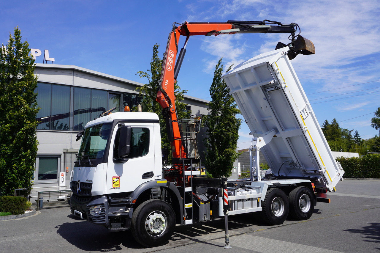 MERCEDES-BENZ Arocs 2636 / 6x4 / HDS Fassi / 3-Way Tipper / Bortmatic - Auto s hydraulickou rukou: obrázek 1 MERCEDES-BENZ Arocs 2636 / 6x4 / HDS Fassi / 3-Way Tipper / Bortmatic - Auto s hydraulickou rukou: obrázek 1