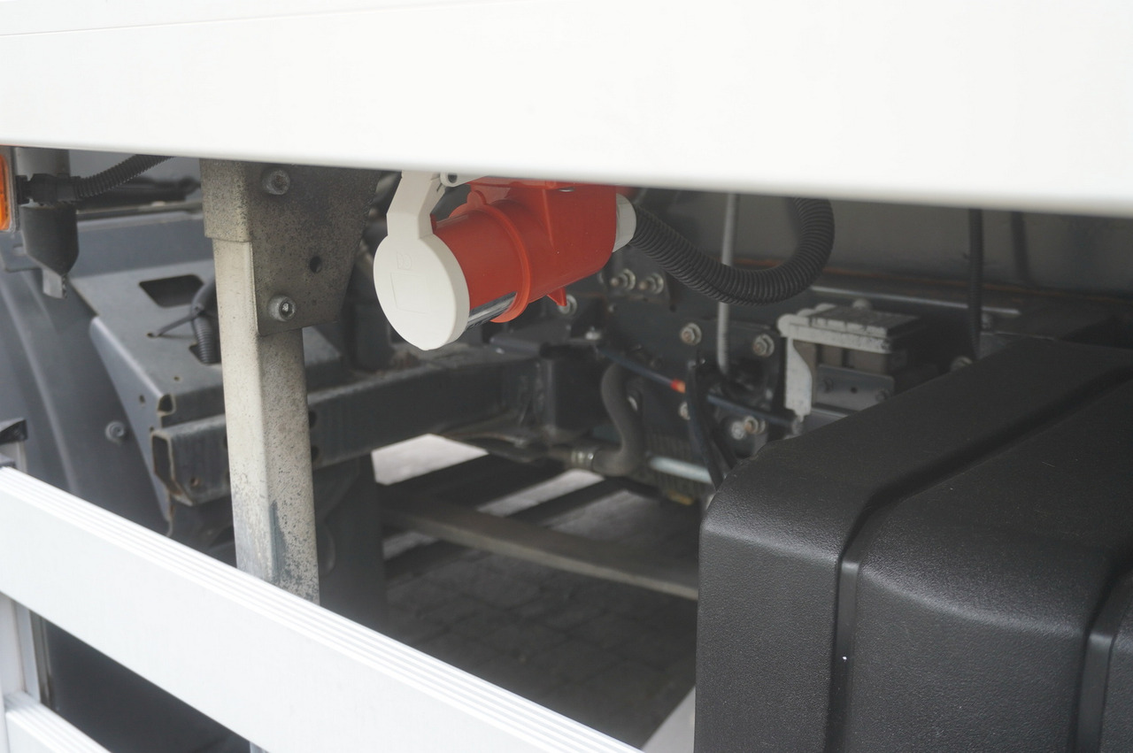 Chladírenský nákladní automobil pro dopravu masa RENAULT D13 / 140 tho km !!! / Meat hook refrigerator / Thermoking T800R / 2 units: obrázek 10