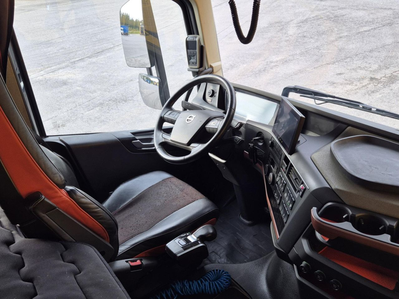 Auto s hydraulickou rukou pro dopravu dřeva VOLVO FH 750 8x4 / 2 lifted axles / timber truck: obrázek 15