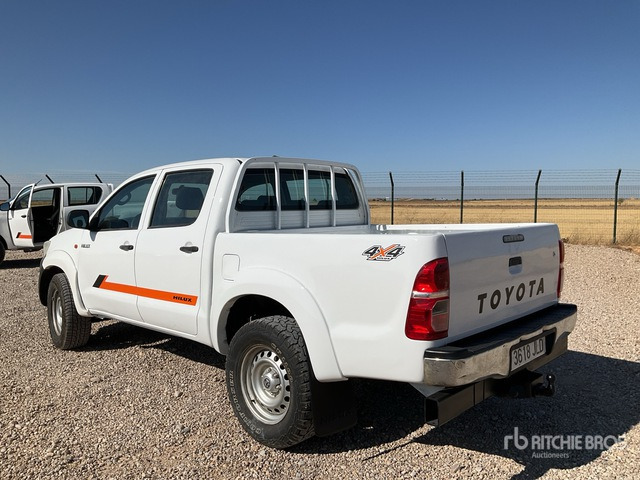 2015 Toyota Hilux 4x4 Crew Cab Pickup - Pick-up: obrázek 3 2015 Toyota Hilux 4x4 Crew Cab Pickup - Pick-up: obrázek 3
