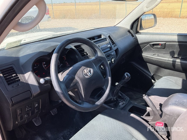 2015 Toyota Hilux 4x4 Crew Cab Pickup - Pick-up: obrázek 5 2015 Toyota Hilux 4x4 Crew Cab Pickup - Pick-up: obrázek 5