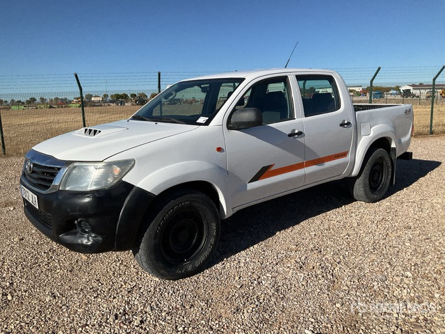 2015 Toyota Hilux 4x4 Crew Cab Pickup - Pick-up: obrázek 1 2015 Toyota Hilux 4x4 Crew Cab Pickup - Pick-up: obrázek 1