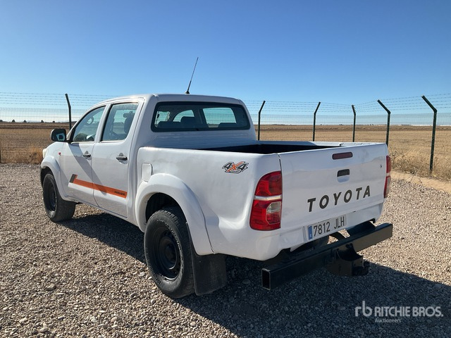 2015 Toyota Hilux 4x4 Crew Cab Pickup - Pick-up: obrázek 4 2015 Toyota Hilux 4x4 Crew Cab Pickup - Pick-up: obrázek 4