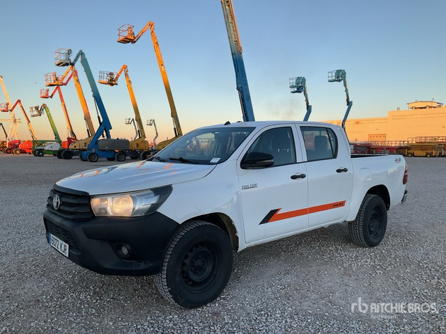 2017 Toyota Hilux 4x4 Crew Cab Pickup - Pick-up: obrázek 1 2017 Toyota Hilux 4x4 Crew Cab Pickup - Pick-up: obrázek 1