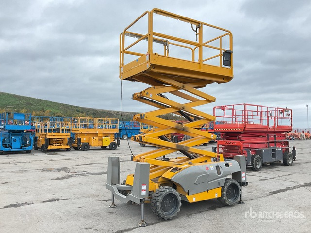 2015 Haulotte Compact 12DX 4x4 Diesel Scissor Lift - Nůžková plošina: obrázek 1 2015 Haulotte Compact 12DX 4x4 Diesel Scissor Lift - Nůžková plošina: obrázek 1