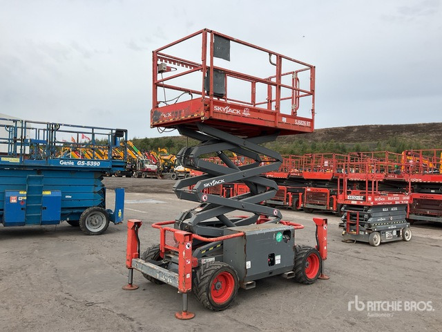 2015 Skyjack SJ6826RT 4x4 Diesel Scissor Lift - Nůžková plošina: obrázek 2 2015 Skyjack SJ6826RT 4x4 Diesel Scissor Lift - Nůžková plošina: obrázek 2