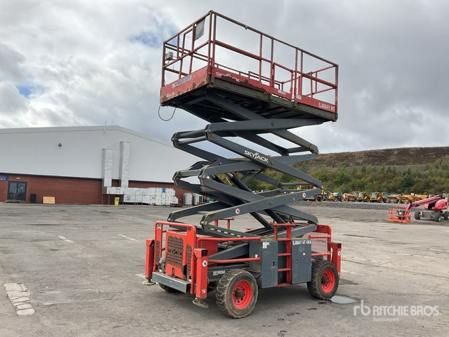 2015 Skyjack SJ8841 4x4 Diesel Scissor Lift - Nůžková plošina: obrázek 2 2015 Skyjack SJ8841 4x4 Diesel Scissor Lift - Nůžková plošina: obrázek 2