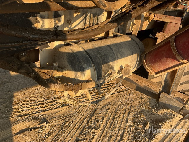 1999 Mack MR688S 1999 Schwing 32/28 XL 32 m on 6x4 Concrete Pump Truck - Autočerpadlo: obrázek 4 1999 Mack MR688S 1999 Schwing 32/28 XL 32 m on 6x4 Concrete Pump Truck - Autočerpadlo: obrázek 4