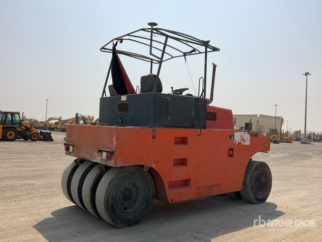 2001 Hamm GRW18 8 Wheel Pneumatic Roller - Pneumatikový válec: obrázek 4 2001 Hamm GRW18 8 Wheel Pneumatic Roller - Pneumatikový válec: obrázek 4