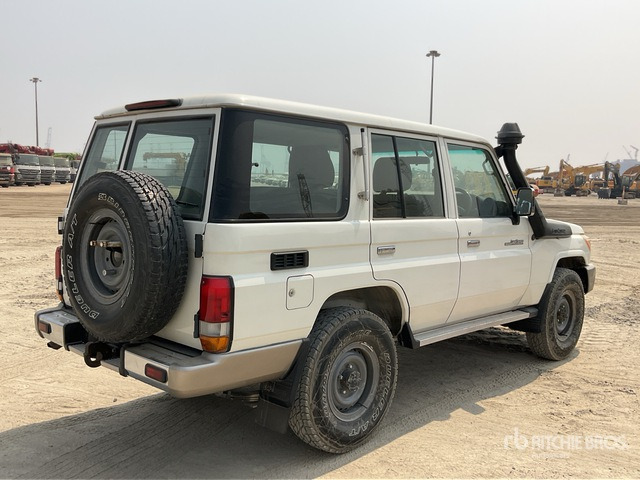 2011 Toyota Land Cruiser LX 76R 4x4 SUV - SUV: obrázek 3 2011 Toyota Land Cruiser LX 76R 4x4 SUV - SUV: obrázek 3