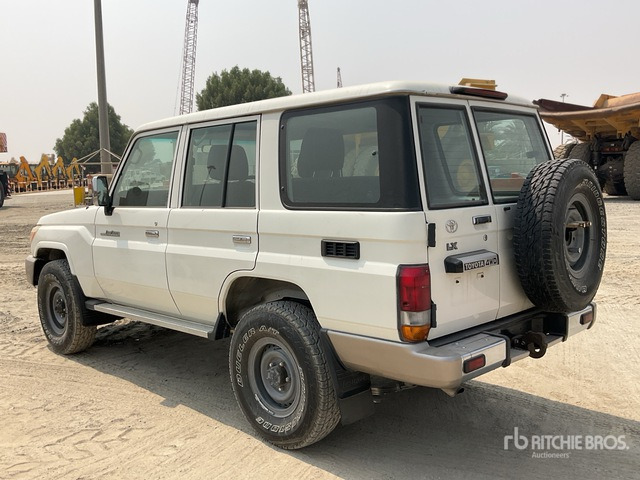 2011 Toyota Land Cruiser LX 76R 4x4 SUV - SUV: obrázek 4 2011 Toyota Land Cruiser LX 76R 4x4 SUV - SUV: obrázek 4