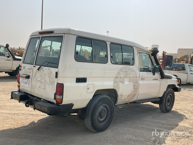 2014 Toyota Land Cruiser 78L 4x4 SUV - SUV: obrázek 3 2014 Toyota Land Cruiser 78L 4x4 SUV - SUV: obrázek 3