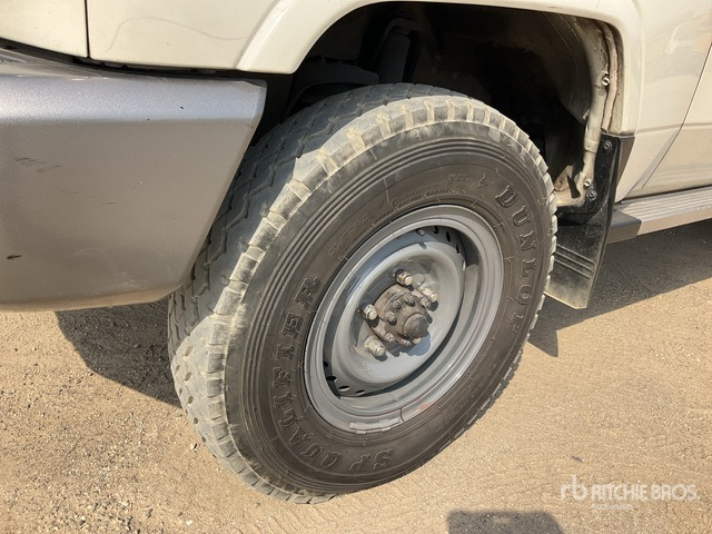 2014 Toyota Land Cruiser LX 76L 4x4 SUV - SUV: obrázek 5 2014 Toyota Land Cruiser LX 76L 4x4 SUV - SUV: obrázek 5