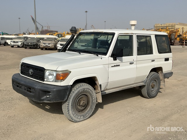 2018 Toyota Land Cruiser 76L 4x4 SUV - SUV: obrázek 2 2018 Toyota Land Cruiser 76L 4x4 SUV - SUV: obrázek 2