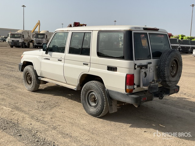 2018 Toyota Land Cruiser 76L 4x4 SUV - SUV: obrázek 4 2018 Toyota Land Cruiser 76L 4x4 SUV - SUV: obrázek 4