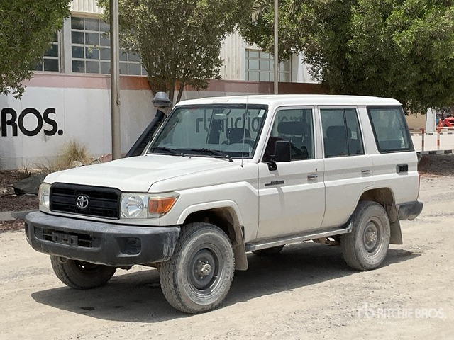 2018 Toyota Land Cruiser 76L 4x4 SUV - SUV: obrázek 2 2018 Toyota Land Cruiser 76L 4x4 SUV - SUV: obrázek 2