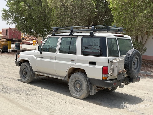 2018 Toyota Land Cruiser 76L 4x4 SUV - SUV: obrázek 4 2018 Toyota Land Cruiser 76L 4x4 SUV - SUV: obrázek 4