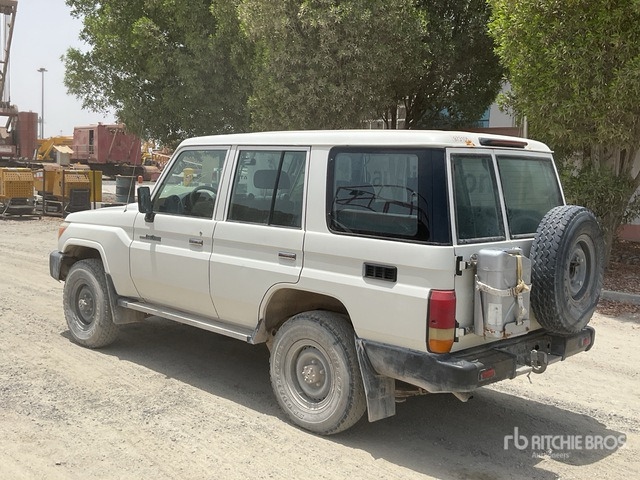2018 Toyota Land Cruiser 76L 4x4 SUV - SUV: obrázek 4 2018 Toyota Land Cruiser 76L 4x4 SUV - SUV: obrázek 4