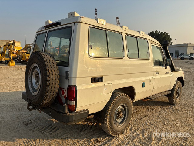 2018 Toyota Land Cruiser 78R 4x4 SUV - SUV: obrázek 2 2018 Toyota Land Cruiser 78R 4x4 SUV - SUV: obrázek 2