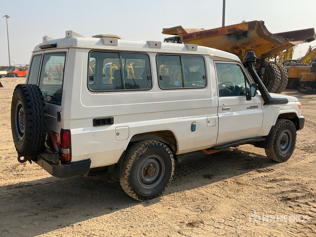 2018 Toyota Land Cruiser 78R 4x4 SUV - SUV: obrázek 2 2018 Toyota Land Cruiser 78R 4x4 SUV - SUV: obrázek 2