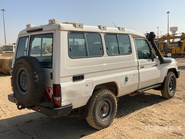 2018 Toyota Land Cruiser 78R 4x4 SUV - SUV: obrázek 2 2018 Toyota Land Cruiser 78R 4x4 SUV - SUV: obrázek 2