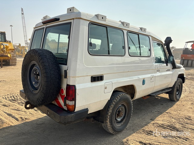 2018 Toyota Land Cruiser 78R 4x4 SUV - SUV: obrázek 3 2018 Toyota Land Cruiser 78R 4x4 SUV - SUV: obrázek 3