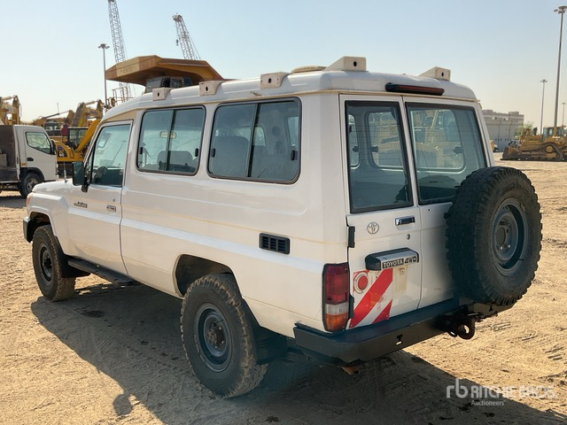 2018 Toyota Land Cruiser 78R 4x4 SUV - SUV: obrázek 3 2018 Toyota Land Cruiser 78R 4x4 SUV - SUV: obrázek 3