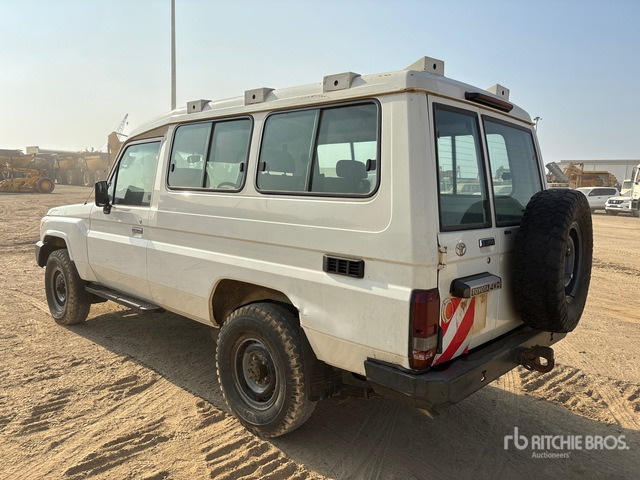 2018 Toyota Land Cruiser 78R 4x4 SUV - SUV: obrázek 2 2018 Toyota Land Cruiser 78R 4x4 SUV - SUV: obrázek 2