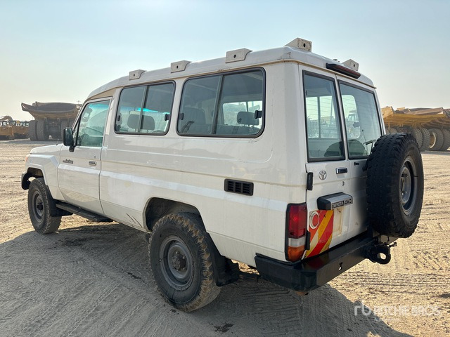 2018 Toyota Land Cruiser 78R 4x4 SUV - SUV: obrázek 2 2018 Toyota Land Cruiser 78R 4x4 SUV - SUV: obrázek 2