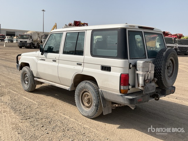 2019 Toyota Land Cruiser 76L 4x4 SUV - SUV: obrázek 3 2019 Toyota Land Cruiser 76L 4x4 SUV - SUV: obrázek 3