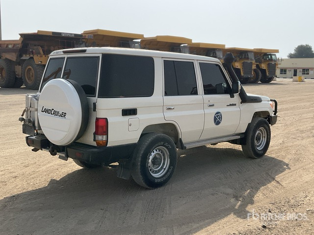 2021 Toyota Land Cruiser 76L 4x4 SUV - SUV: obrázek 4 2021 Toyota Land Cruiser 76L 4x4 SUV - SUV: obrázek 4