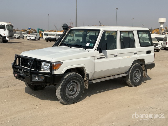 2021 Toyota Land Cruiser 76L 4x4 SUV - SUV: obrázek 1 2021 Toyota Land Cruiser 76L 4x4 SUV - SUV: obrázek 1