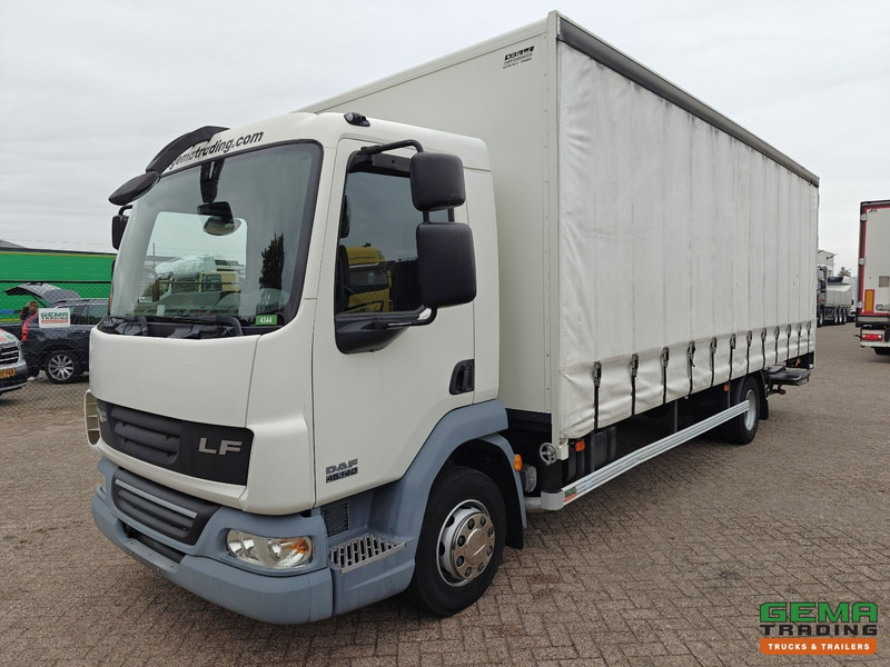 DAF FA LF45.140 4x2 Dagcab Euro4 - 12T - Schuifzeilen/Geslotenbak 6.9m + Laadklep 1500kg - 66.000km Origineel! - Handgeschakeld - Plachtový nákladní auto: obrázek 1 DAF FA LF45.140 4x2 Dagcab Euro4 - 12T - Schuifzeilen/Geslotenbak 6.9m + Laadklep 1500kg - 66.000km Origineel! - Handgeschakeld - Plachtový nákladní auto: obrázek 1