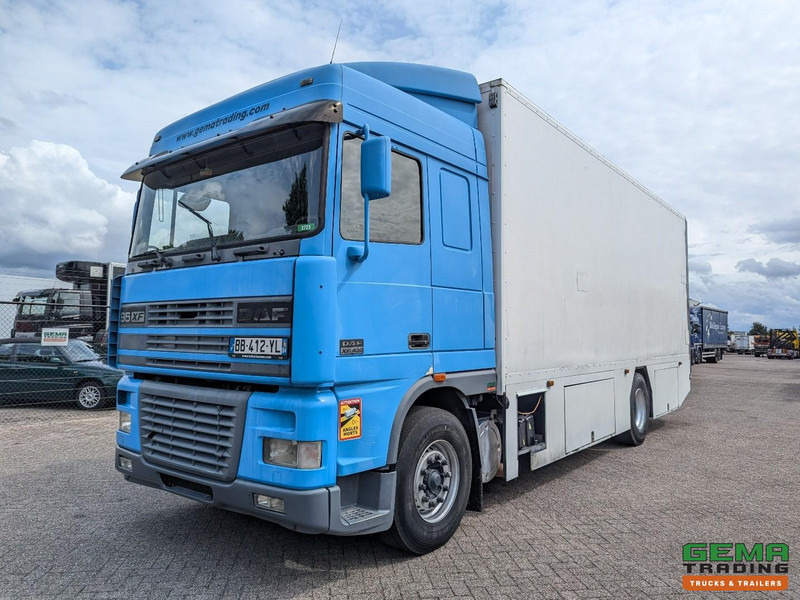 DAF XF95.430 4x2 Spacecab Euro2 - Retarder - Geslotenbak 7.7m - Handgeschakeld - Vangmuil - Skříňový nákladní auto: obrázek 1 DAF XF95.430 4x2 Spacecab Euro2 - Retarder - Geslotenbak 7.7m - Handgeschakeld - Vangmuil - Skříňový nákladní auto: obrázek 1