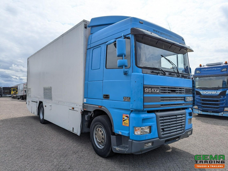 DAF XF95.430 4x2 Spacecab Euro2 - Retarder - Geslotenbak 7.7m - Handgeschakeld - Vangmuil - Skříňový nákladní auto: obrázek 2 DAF XF95.430 4x2 Spacecab Euro2 - Retarder - Geslotenbak 7.7m - Handgeschakeld - Vangmuil - Skříňový nákladní auto: obrázek 2
