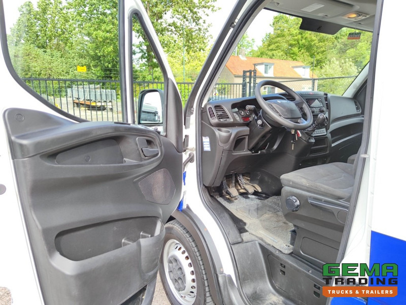 Interior photo 1: Furgon Iveco Daily 35S12 Euro6 Bestelbus L2 H2 - Handgeschakeld - Airco (A116)